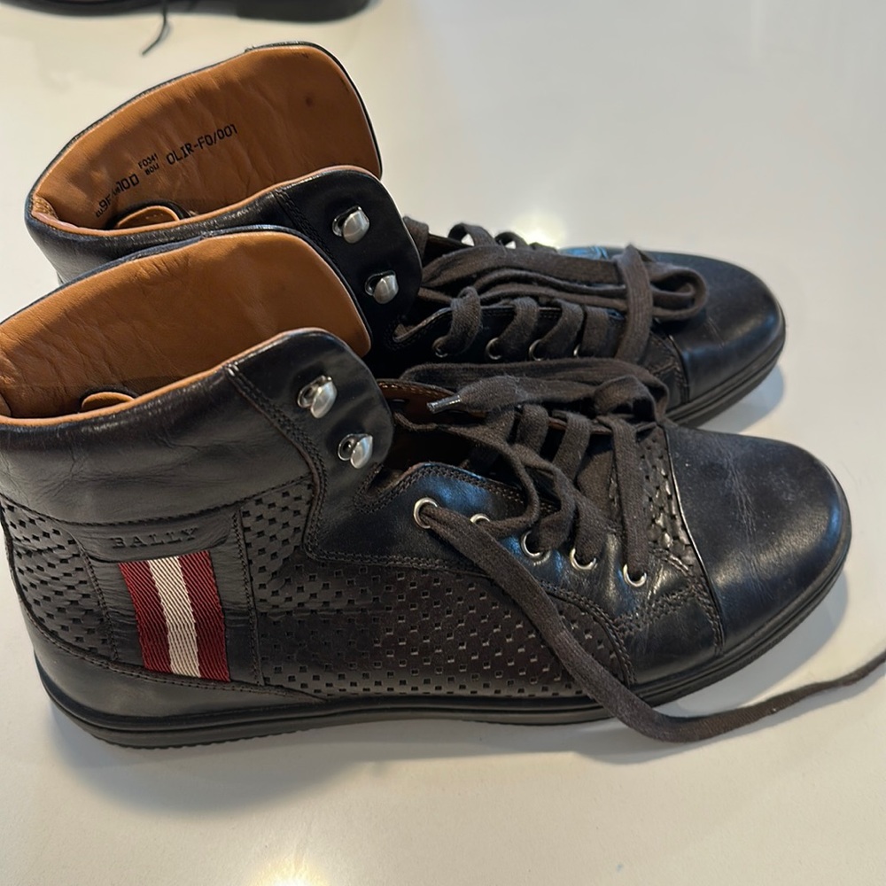 Men barely worn boots
